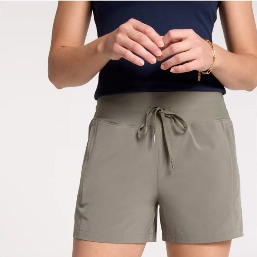 CALIA Women's Effortless TrueLight 4" Short NWT sz Large MSRP $54